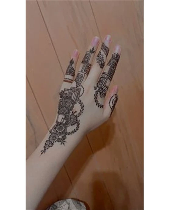 Spiral Droplet Trail On Finger Mehndi Design Spiral Droplet Trail On Finger Mehndi Design